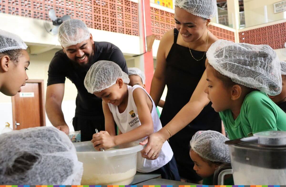 Família, turma e um bolo de maçã cheio de afeto