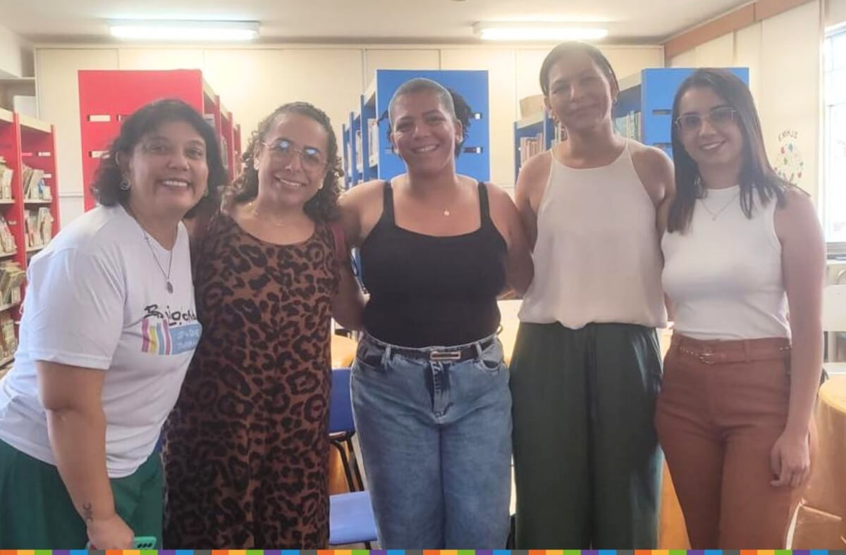 Educadoras participam do Café Literário da Regional